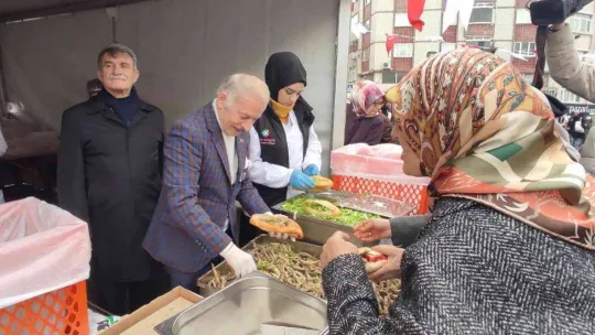 Bayrampaşa'da yapılan Balık Festivali'nde 3 ton hamsi dağıtıldı