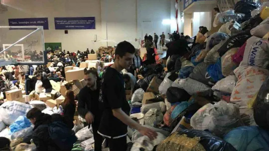 Bayrampaşa depremzedeler için birlik oldu