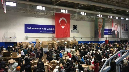 Bayrampaşa depremzedeler için birlik oldu