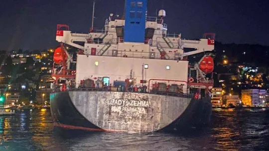 Bebek'te kargo gemisi karaya oturdu