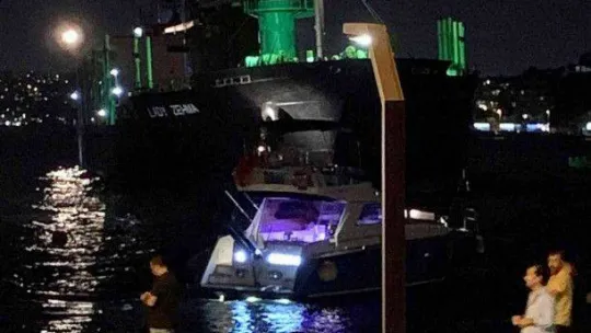 Bebek'te kargo gemisi karaya oturdu