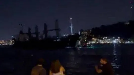 Bebek'te kargo gemisi sahile 40 metre kala karaya oturdu