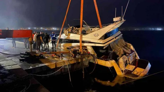 Bebek'te lüks tekne sulara gömüldü