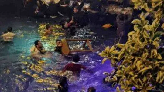 Bebek'te restoranın balkonu çöktü: 4 yaralı