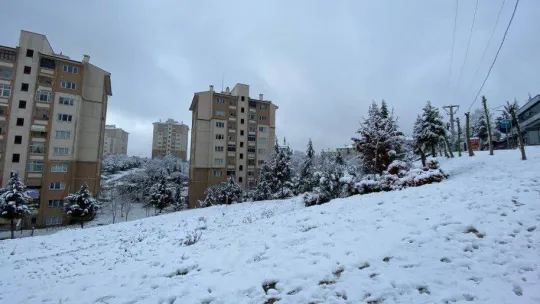 Beklenen kar İzmit'in yüksek kesimlerine düştü