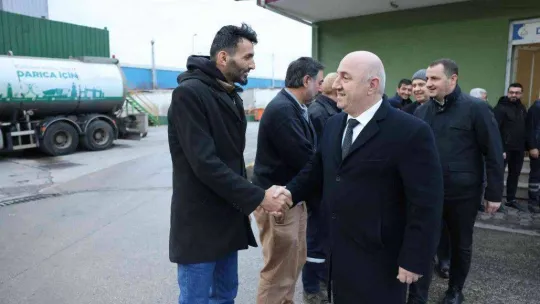 Belediye başkanı, işçilerle birlikte mesaiye başlıyor