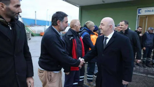 Belediye başkanı, işçilerle birlikte mesaiye başlıyor