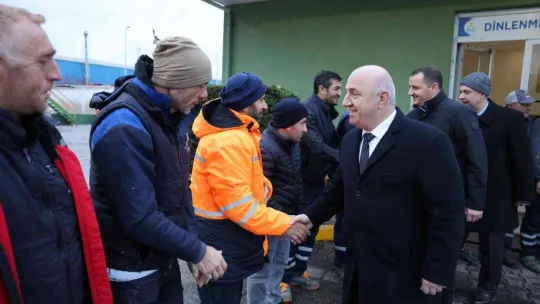 Belediye başkanı, işçilerle birlikte mesaiye başlıyor