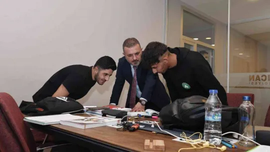 Belediye başkanı, öğrencilerin derslerine yardım ediyor