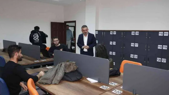 Belediye başkanı, öğrencilerin derslerine yardım ediyor