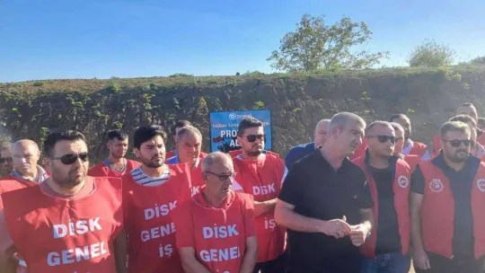 Belediyenin protesto tabelasının açılışını zam isteyen işçiler kurdele keserek yaptı