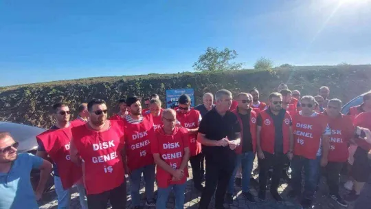 Belediyenin protesto tabelasının açılışını zam isteyen işçiler kurdele keserek yaptı