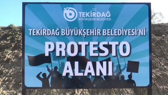 Belediyenin protesto tabelasının açılışını zam isteyen işçiler kurdele keserek yaptı