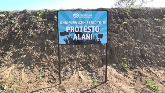 Belediyenin protesto tabelasının açılışını zam isteyen işçiler kurdele keserek yaptı