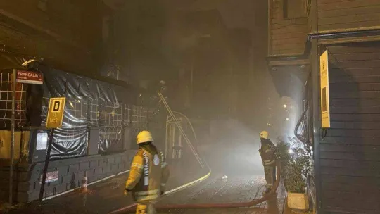 Beşiktaş'ta 2 katlı ahşap binada bulunan lüks kafe alev alev yandı