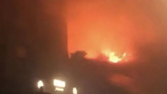 Beşiktaş'ta 2 katlı ahşap binada bulunan lüks kafe alev alev yandı