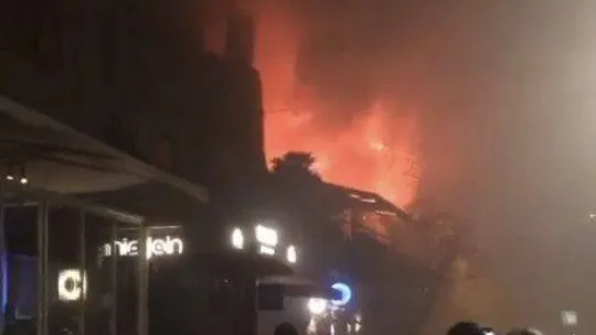 Beşiktaş'ta 2 katlı ahşap binada bulunan lüks kafe alev alev yandı