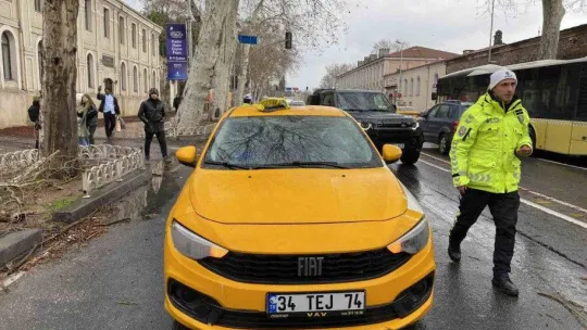 Beşiktaş'ta devrilen ağaçtan kopan parça ticari taksinin üzerine düştü