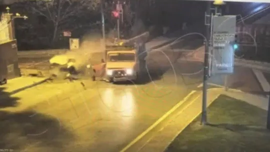 Beşiktaş'ta katliam gibi kaza kamerada: Sürücü camdan yola fırladı