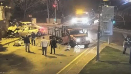 Beşiktaş'ta katliam gibi kaza kamerada: Sürücü camdan yola fırladı