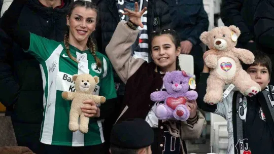 Beşiktaş tribünlerinden oyuncak yağmuru