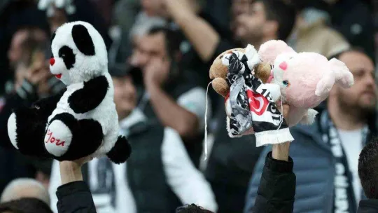 Beşiktaş tribünlerinden oyuncak yağmuru