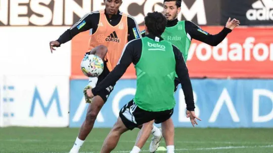 Beşiktaş yeni hocası Şenol Güneş yönetiminde çalıştı