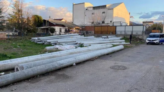 Beton direklerin arasında sıkışan çocuk feci şekilde can verdi