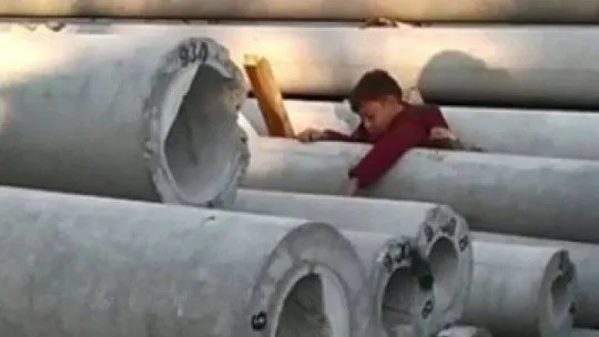 Beton direklerin arasında sıkışan çocuk feci şekilde can verdi