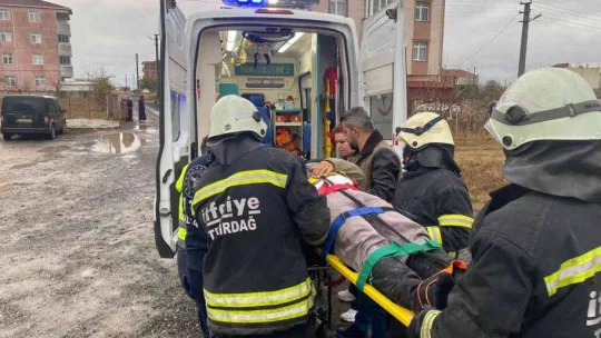 Beton mikseri şarampole devrildi, yaralı sürücüyü itfaiye kurtardı