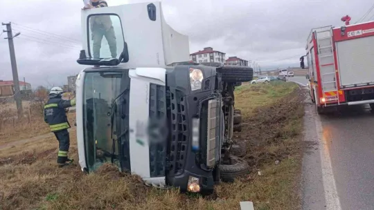 Beton mikseri şarampole devrildi, yaralı sürücüyü itfaiye kurtardı