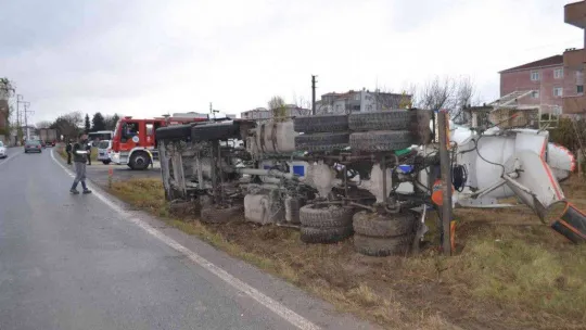 Beton mikseri şarampole devrildi, yaralı sürücüyü itfaiye kurtardı