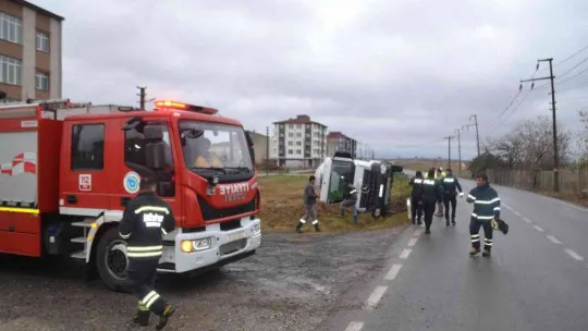 Beton mikseri şarampole devrildi, yaralı sürücüyü itfaiye kurtardı