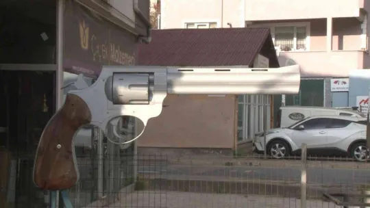 Beykoz'da 'kinetik heykel ustası'ndan 3 metrelik dev silah heykeli