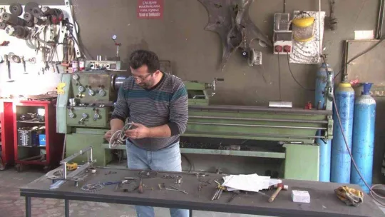 Beykoz'da 'kinetik heykel ustası'ndan 3 metrelik dev silah heykeli