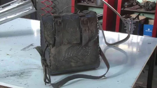 Beykoz'da 'kinetik heykel ustası'ndan 3 metrelik dev silah heykeli