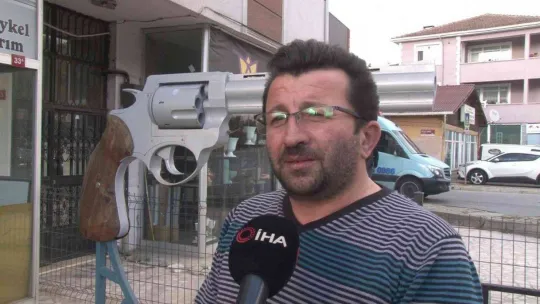 Beykoz'da 'kinetik heykel ustası'ndan 3 metrelik dev silah heykeli