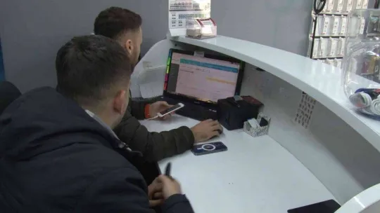 Beykoz'da atmaca yakaladığı serçe ile telefon mağazasına, ortalığı birbirine kattı