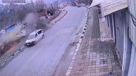 Beykoz'da duvara çarpan kamyon metrelerce sürüklendi: 2 ağır yaralı