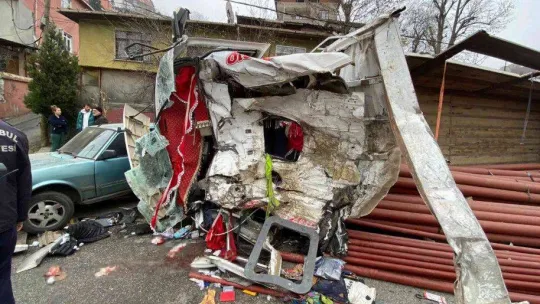 Beykoz'da duvara çarpan kamyon metrelerce sürüklendi: 2 ağır yaralı