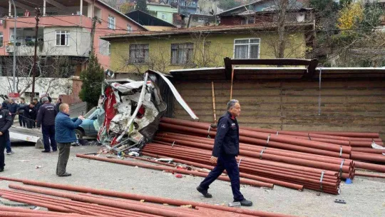 Beykoz'da duvara çarpan kamyon metrelerce sürüklendi: 2 ağır yaralı