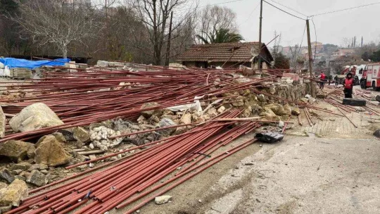 Beykoz'da duvara çarpan kamyon metrelerce sürüklendi: 2 ağır yaralı