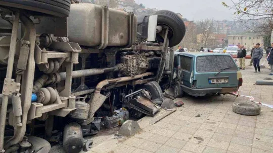 Beykoz'da duvara çarpan kamyon metrelerce sürüklendi: 2 ağır yaralı