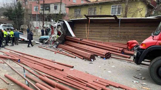 Beykoz'da duvara çarpan kamyon metrelerce sürüklendi: 2 ağır yaralı