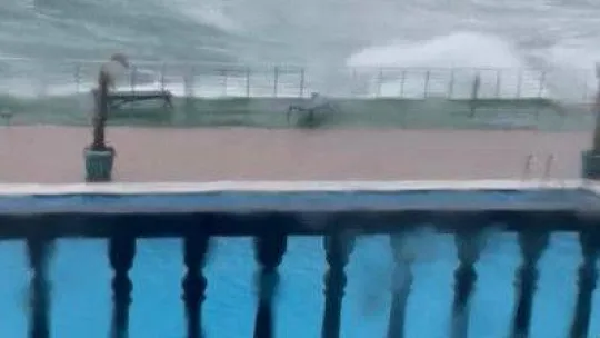 Beykoz'da metrelerce yükselen dalgaların kıyıya vurması kamerada