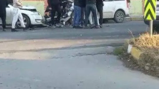 Beylikdüzü'nde araçlar kafa kafaya çarpıştı: 5 yaralı