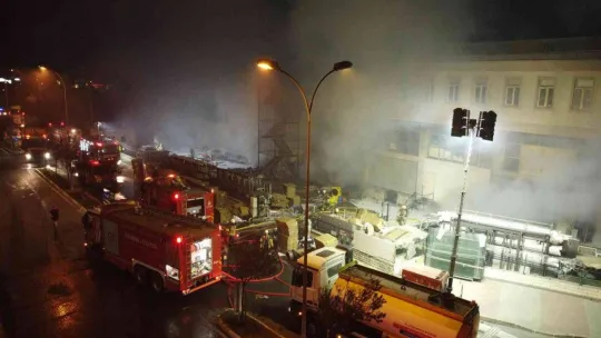 Beylikdüzü'nde depo yangını 9 saattir devam ediyor