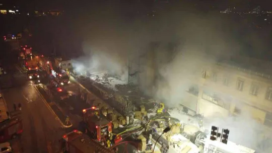 Beylikdüzü'nde depo yangını 9 saattir devam ediyor