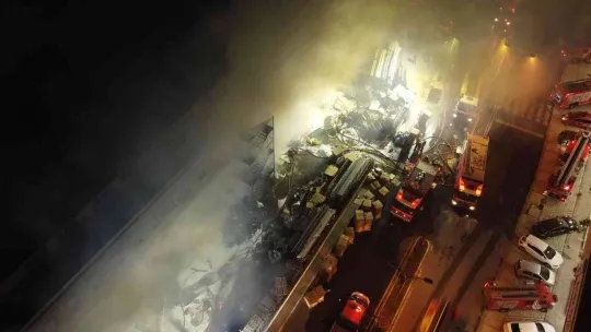 Beylikdüzü'nde depo yangını 9 saattir devam ediyor