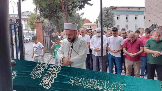 Beylikdüzü'nde katledilen iki kız kardeş son yolculuğuna uğurlandı